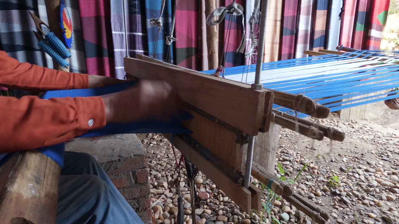 Artesano tejiendo en telar de cintura